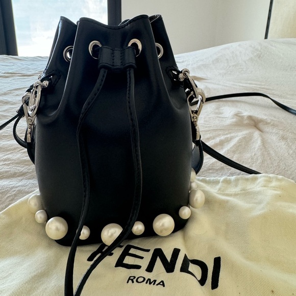 Fendi Mini Mon Tresor Pearl black bucket bag - Picture 9 of 15